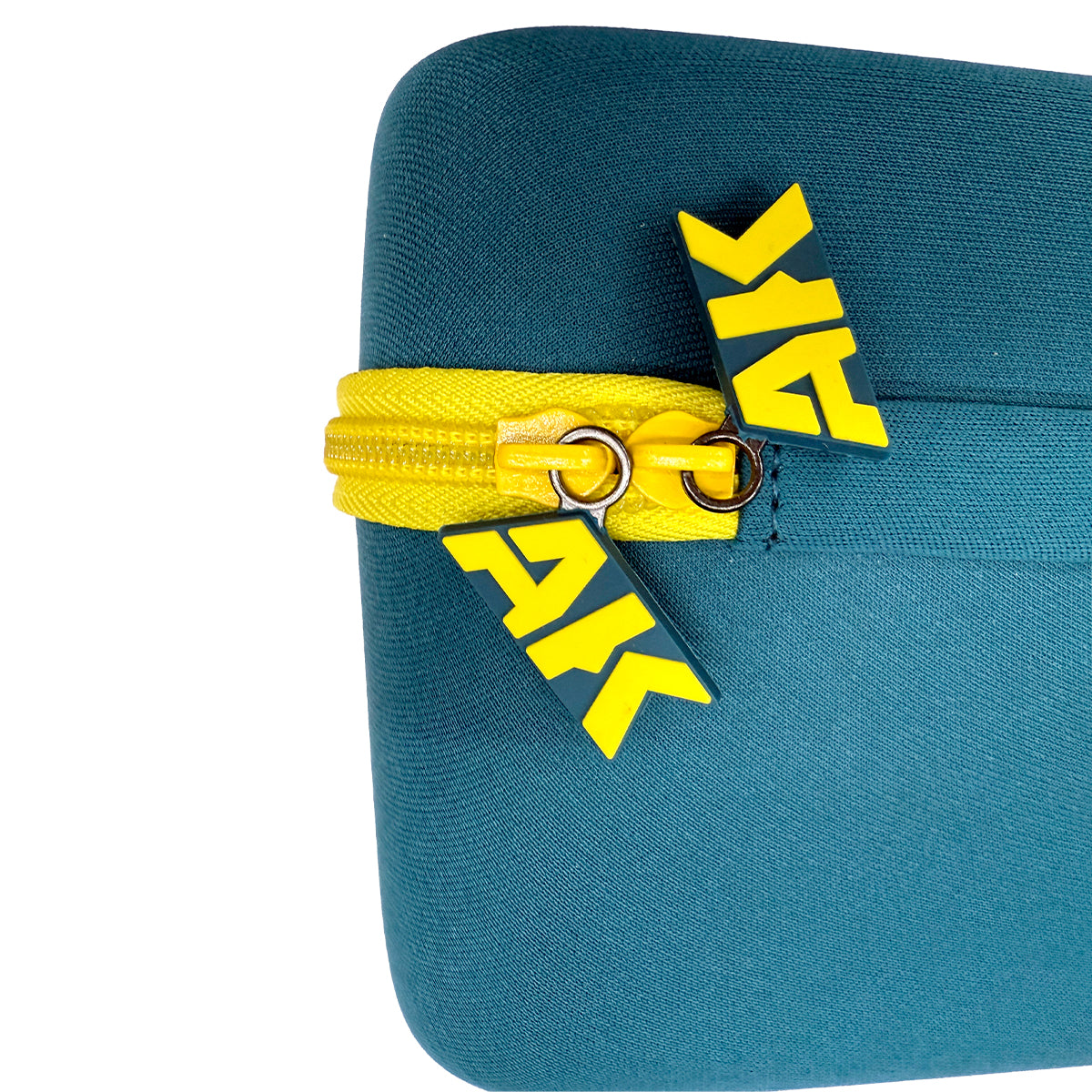 TOOL AND ACCESSORY CASE (not included) – ESTUCHE PARA HERRAMIENTAS Y ACCESORIOS (no incluidas)